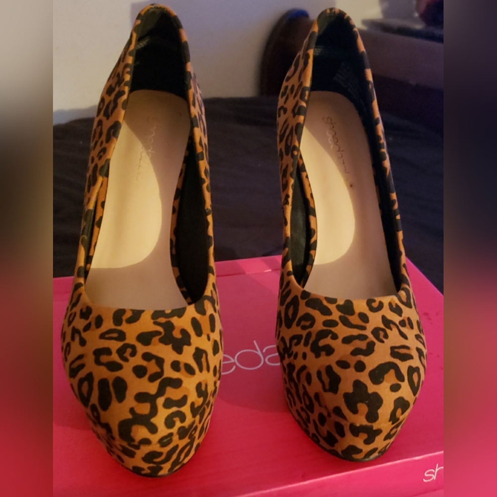 Shoe Dazzle Animal Print Suede platform pumps